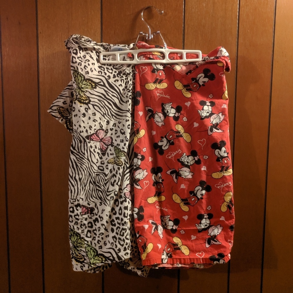 2x scrub tops